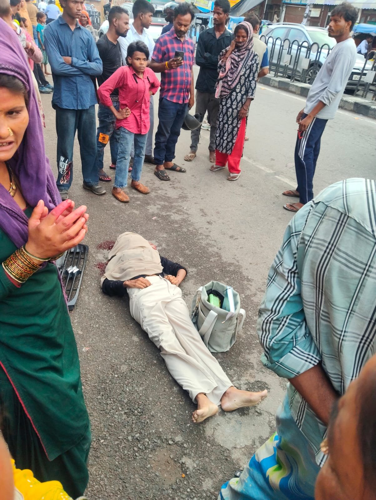 लखनऊ में दर्दनाक सड़क हादसा: तेज रफ्तार वैन ने 20 वर्षीय युवती की ली जान, मंदिर की चौखट तक जा गिरी युवती