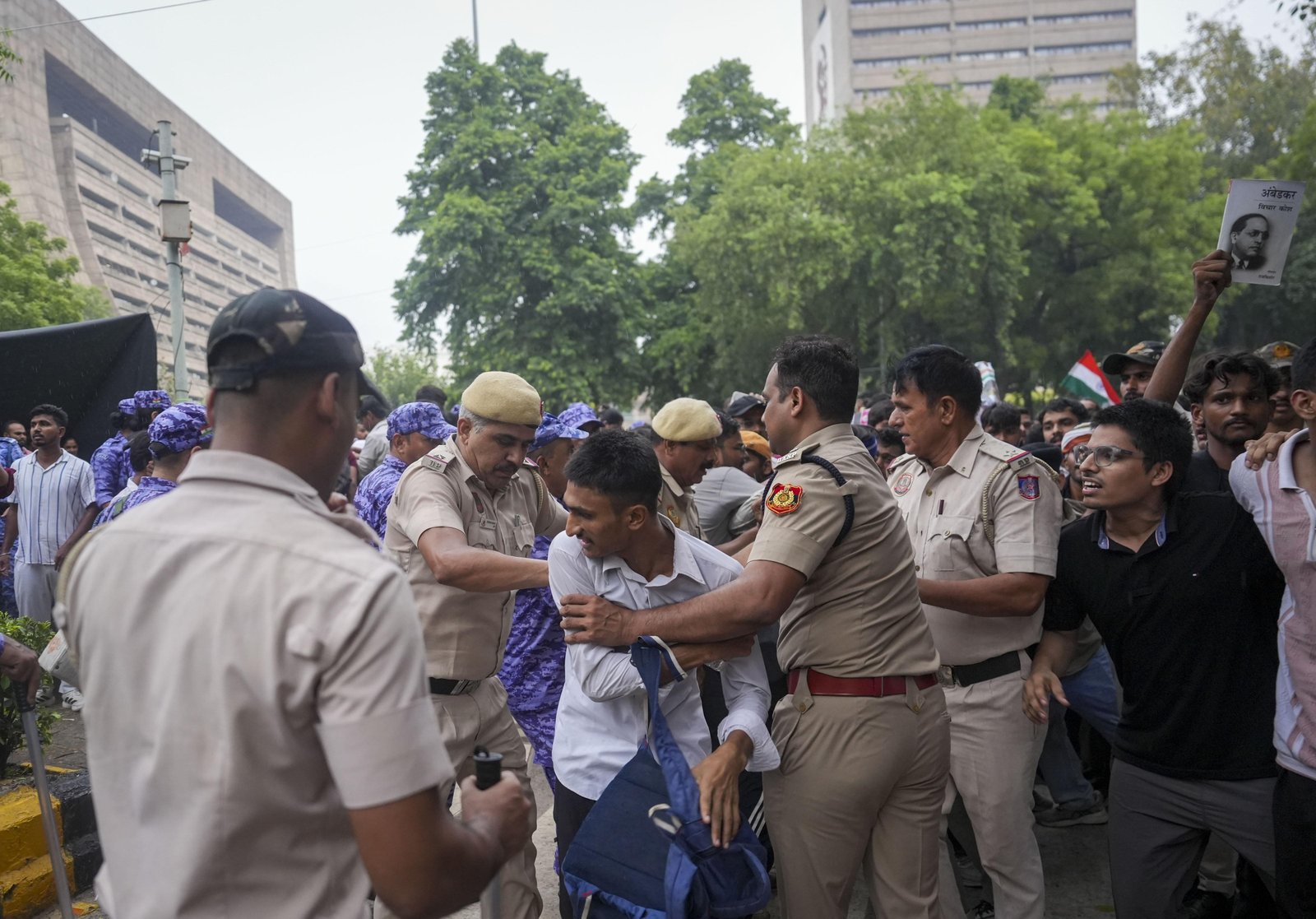 दिल्ली के जंतर-मंतर पर प्रदर्शन को लेकर हाई अलर्ट, कई लोग हिरासत में