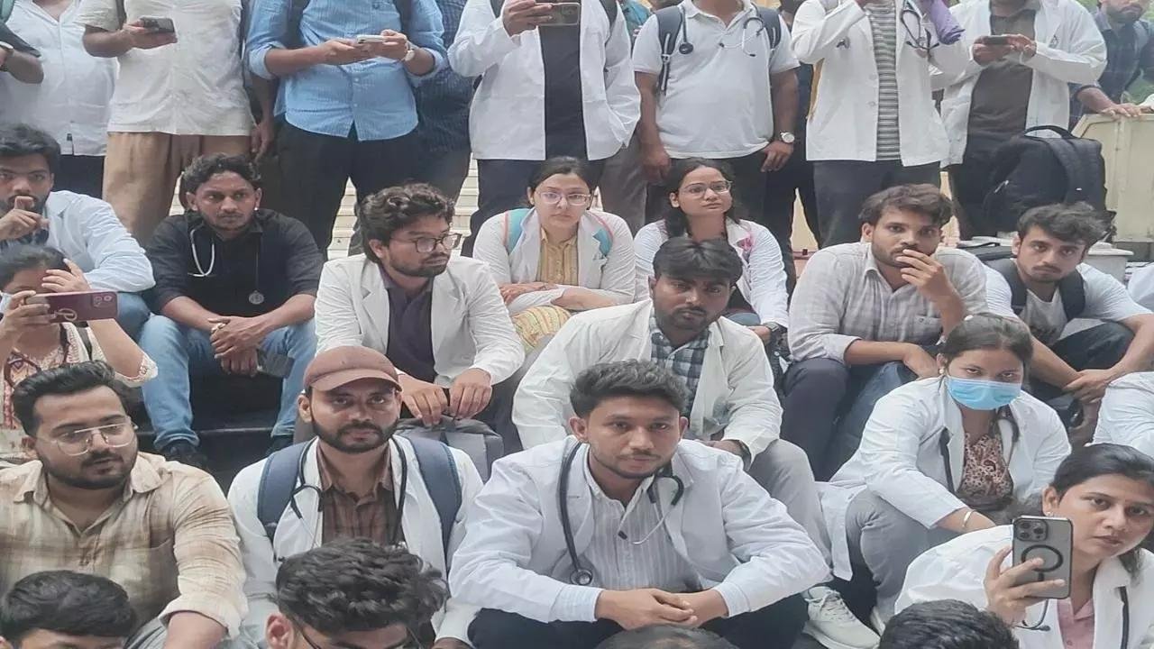 लखनऊ में समान वेतन की मांग करने वाले 80 चिकित्सा अधिकारियों पर FIR, मानदेय में विसंगति को लेकर किया था प्रदर्शन